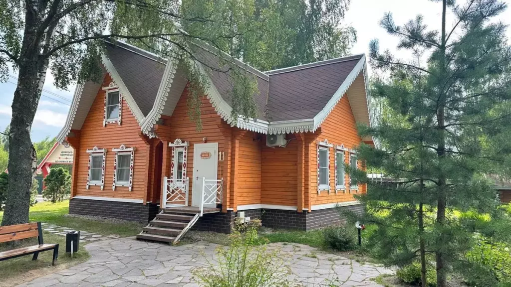 Двухэтажный дом на четыре спальни с бочкой фурако до 8 гостей: дом и хвойный лес