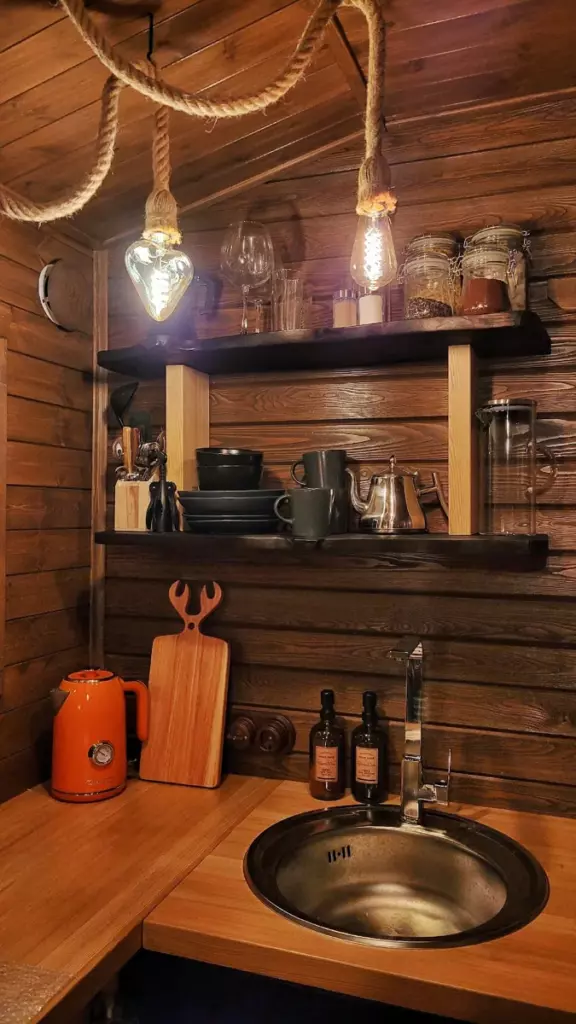 Лесной домик с банькой и ванной-купелью для двоих, Домики Wood place в Друганова: кухонная зона