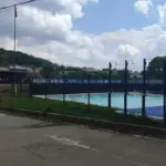 База отдыха Лесное озеро в Верхнерусском, общий вид: спортплощадка у воды