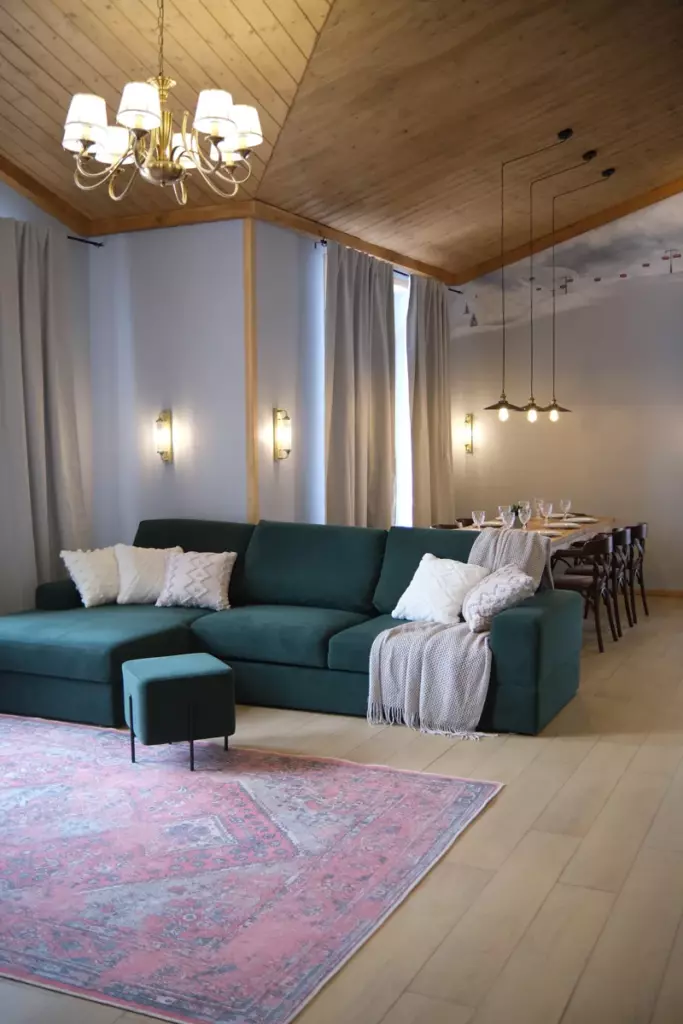 Дом «Шале» 190 м² с двумя мастер-спальнями до 13 гостей, Дома Rent Hut в Елагино: гостиная с диваном