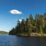 Коттеджи Хутор Микли у Лахденпохьи, общий вид: скалистый берег Ладоги