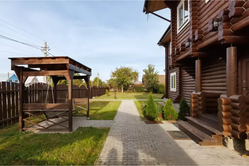 Двухэтажный «Барский» дом 250 м² с баней и бассейном до 12 гостей: дом и беседка