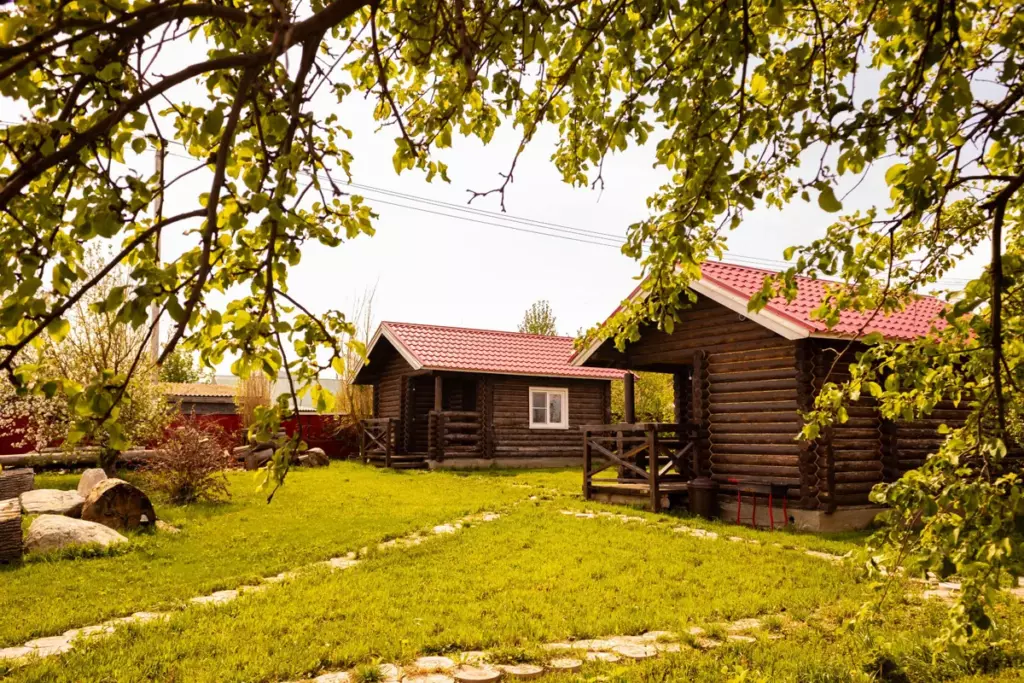 Летний домик из бревна с душем на двоих, База отдыха «Красный городок» в Белокурихе: домики у сосен
