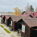 База отдыха Русская заводь в Кротово, общий вид: коттеджи на берегу