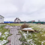 Гостевые дома Место У в Новой Владимировке, общий вид: дорожка через двор