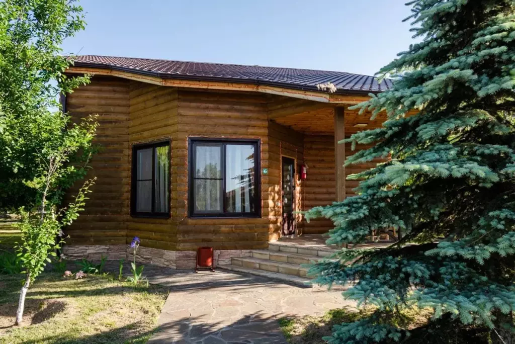 Двухэтажный коттедж LUX 151 м² с четырьмя спальнями до 8 гостей: коттедж снаружи