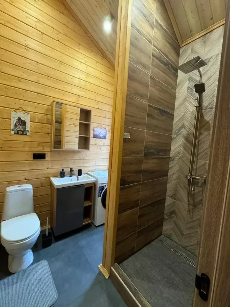 Дом «Горный» с сауной и лофт-этажом до 11 гостей, Дома Rent Hut в Елагино: санузел с душем
