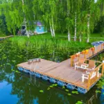 Karelian Rocky House на Кончезере, общий вид: плавучий пирс