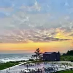 База отдыха AmoreBeach у моря в Янтарном, общий вид: домики над морем
