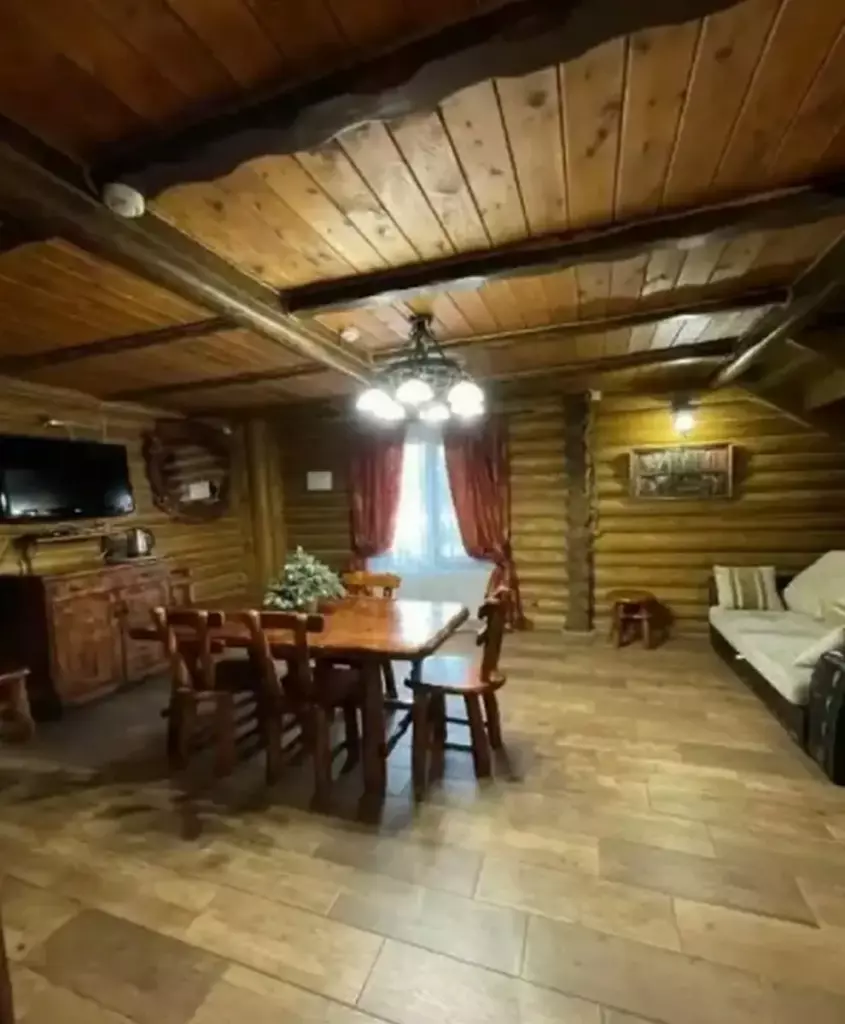Трёхкомнатный коттедж 80 м² со своей баней до 7 гостей: гостиная с обеденным столом