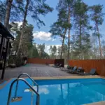 SPA-отель Алсма в сосновом лесу под Бором, общий вид: открытый подогреваемый бассейн
