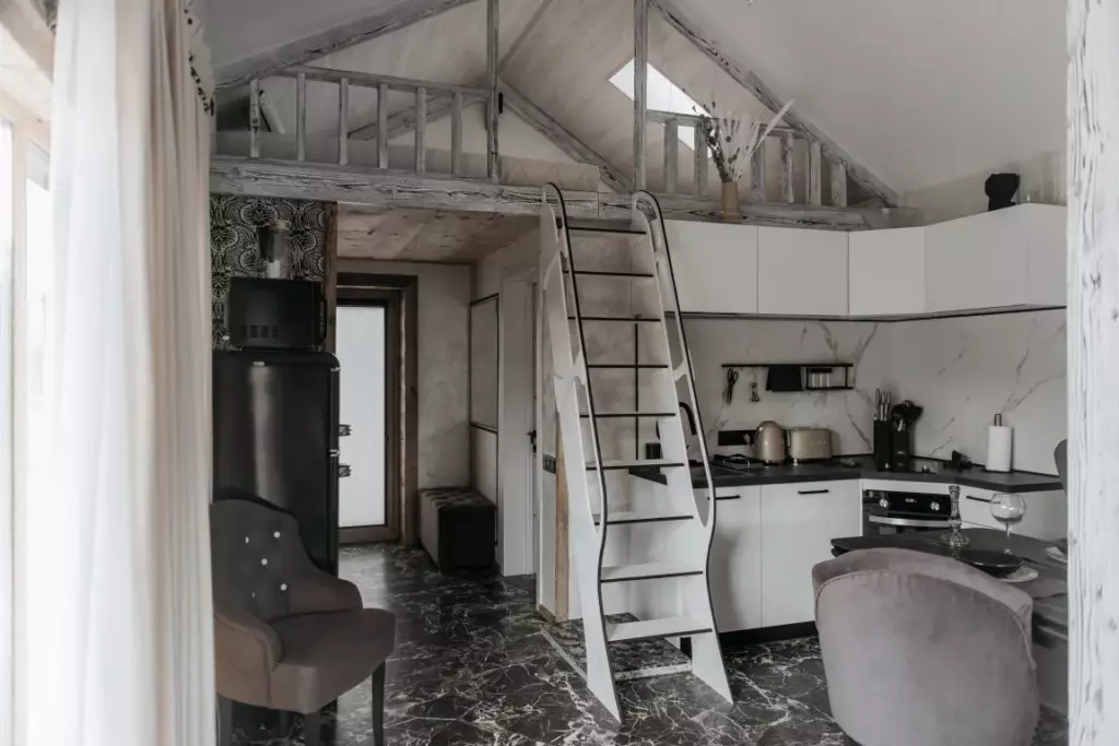 Дома «Карелия» и «Голубая Катунь» с лофтом и террасой 40 м² до 4 гостей: кухня и лестница в лофт