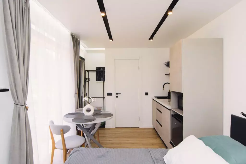 Hygge Lodge с купелью фурако с гидромассажем для двоих: столик и вход в санузел