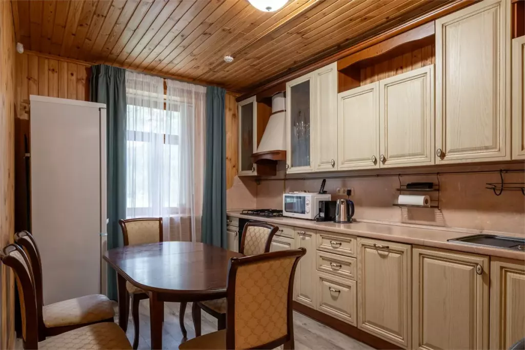 Двухкомнатный коттедж 115 м² с кухней и балконом до 6 гостей: кухня со столом