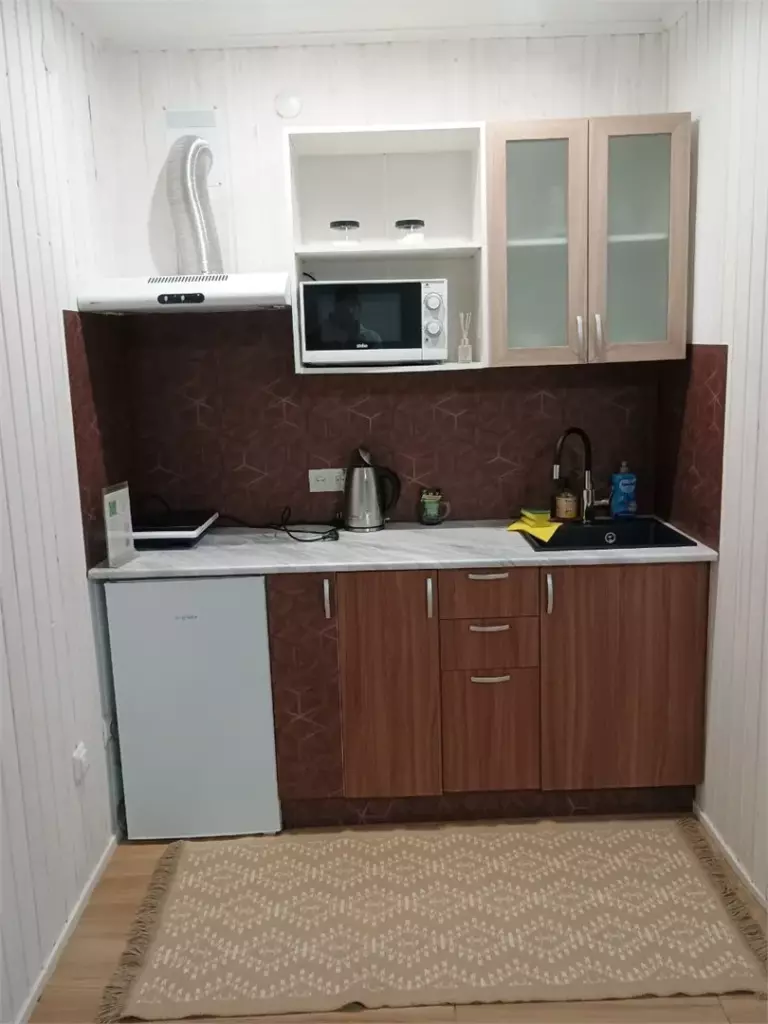 Мини-домик с террасой и кухней у моря до 2 гостей: кухонный уголок