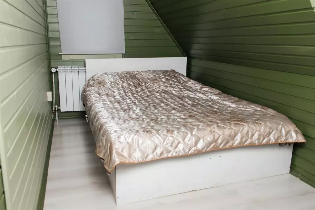 Коттедж №1 с тремя спальнями на две семьи до 8 гостей: спальня с окном