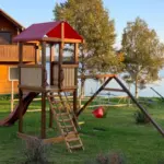 Загородный комплекс Белый берег на Каме, общий вид: детский городок у воды