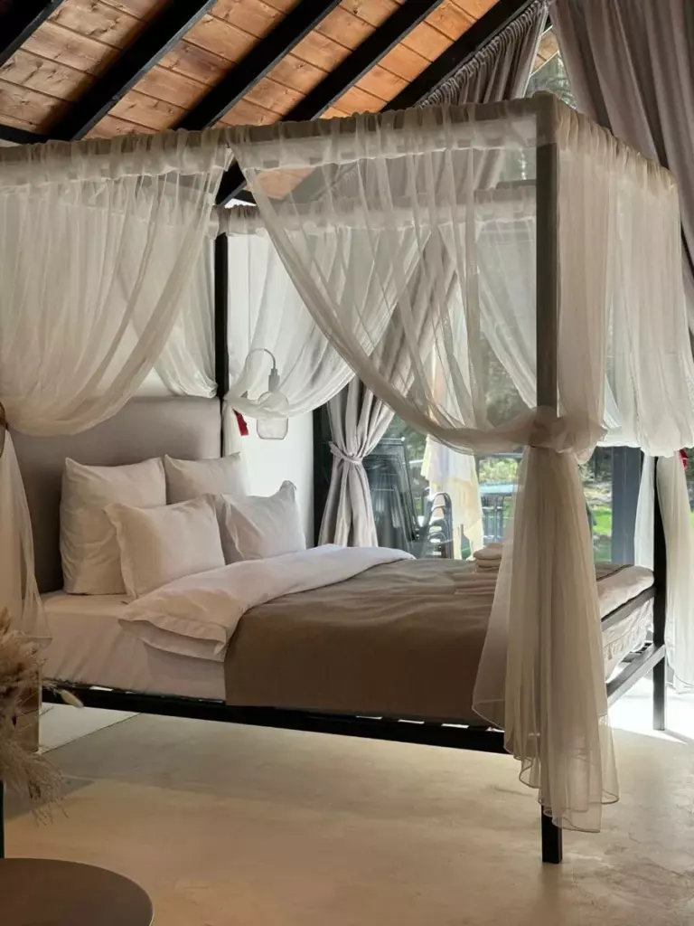 А-фрейм Alpino со спа-бассейном до 4 гостей: кровать с балдахином