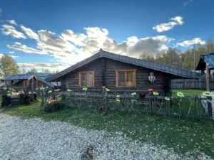 Русская изба с двумя спальнями и верандой до 10 гостей