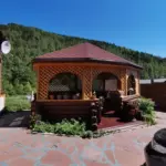 Гостевой дом Элис в Листвянке, общий вид: беседка во дворе