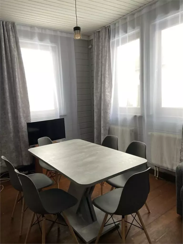 Двухэтажный коттедж 106 м² с тремя спальнями и кухней до 6 гостей: стол у окна
