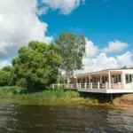 Эко-отель Веточка на Волге в Устье, общий вид: кафе над водой
