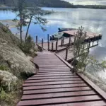 Хутор Ladoga Helmi на берегу Ладоги, общий вид: мостки к Ладоге среди скал