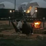 Глэмпинг Pera на мысе Лукулл, общий вид: вечерний костёр у сфер