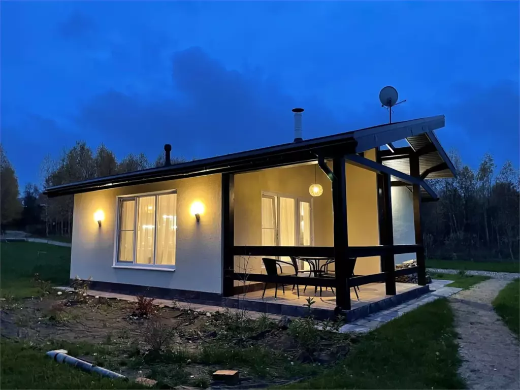 Дом «Зелёный» 50 м² с панорамными окнами на озеро до 6 гостей: дом с панорамными окнами вечером
