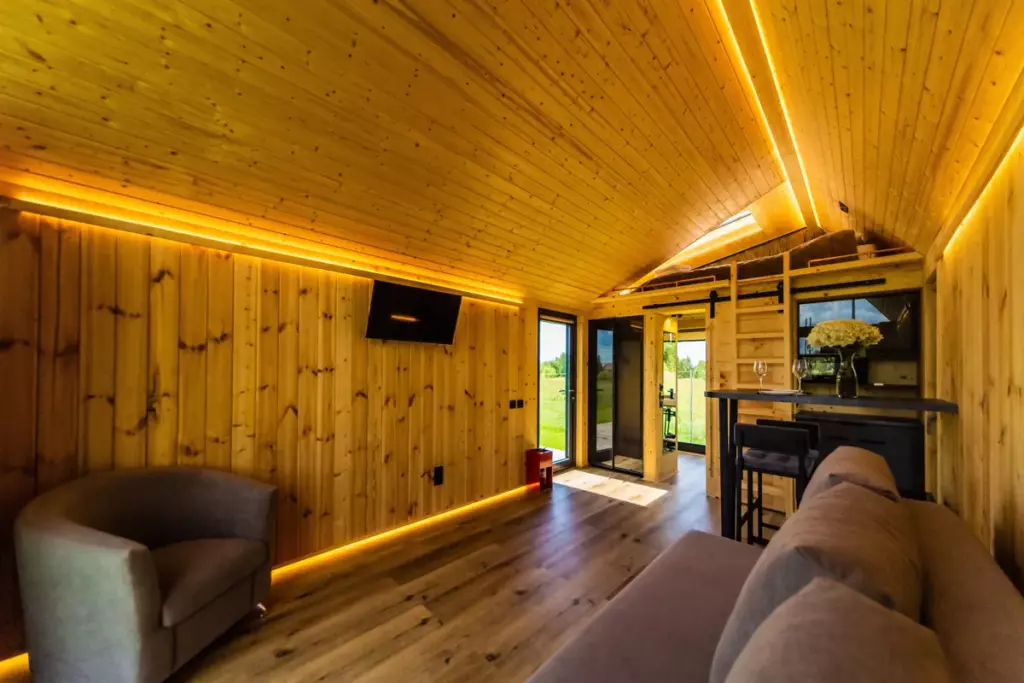 Фридом Барн с купелью и антресолью: до 4 гостей, Holiday Village Pereslavl: Гостиная