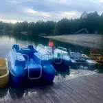 Экопарк Боровое у озёр в сосновом бору, общий вид: катамараны у причала