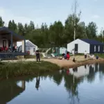 Загородный клуб Загорье в Солнечногорске, общий вид: дома у пруда