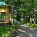 База отдыха Eco Village Vuoksa в Беличьем, общий вид: дорожка по территории