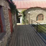 Беседки Тихий пруд в Нижнерусском, общий вид: дорожка вдоль домика