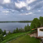 Коттеджи Три Галки в Селище, общий вид: вид на озеро с холма