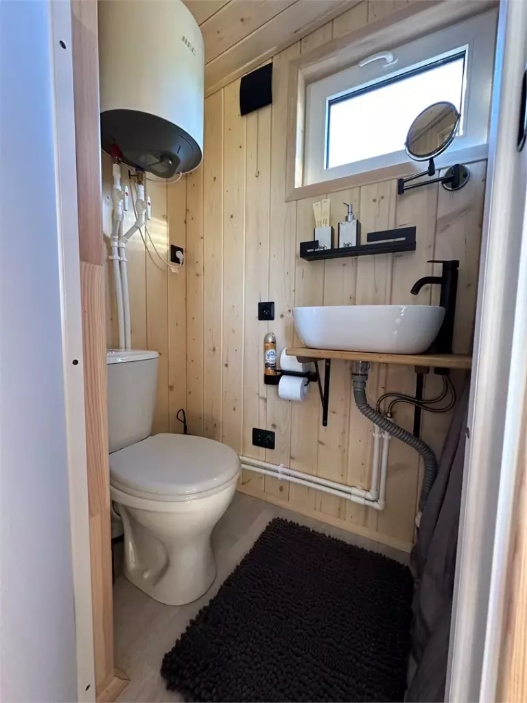 2 одинаковых домика 23 м² с панорамным окном и чаном до 3 гостей: санузел