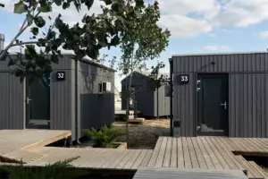 Однокомнатный коттедж 20 м² с панорамным окном на озеро до 3 гостей
