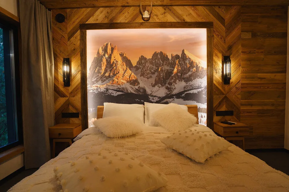 Барнхаус «Chalet» с печью-камином до 6 гостей: спальня с горами на стене
