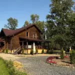 Глэмпинг BOHO Sungate Glamp на Левом берегу Дона, общий вид: бревенчатый дом с террасой