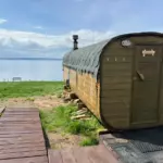 Глэмпинг Glamping Art на берегу Волги в Красном Яре, общий вид: баня-бочка на берегу Волги