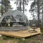 Глэмпинг Magicwood в Каштакском бору, общий вид: сферы на деревянных настилах