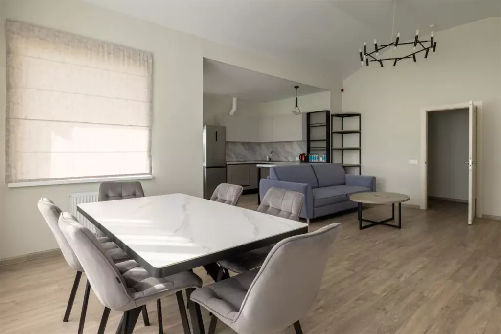 Трёхкомнатный коттедж 120 м² с двумя спальнями и террасой до 6 гостей: обеденный стол