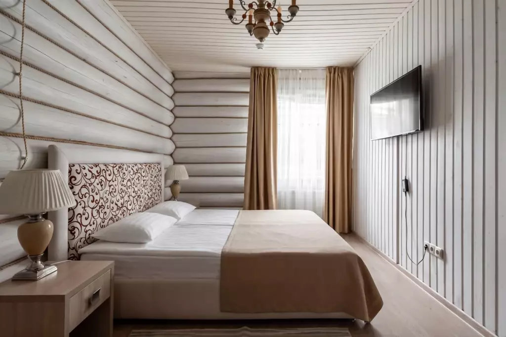 Трёхкомнатный коттедж 250 м² с кухней и верандой до 8 гостей: спальня с двуспальной кроватью