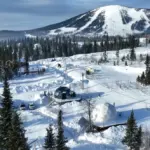 Глэмпинг DzenDome с куполами на горы Шерегеша, общий вид: вид на склоны