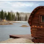 База отдыха Клондайк в СНТ Геолог-2, общий вид: баня у воды