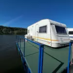Кемпинг Отдых на Оке в Ступино, общий вид: трейлеры на понтонах на Оке