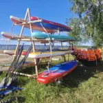 Глэмпинг Юнити у реки Киржач, общий вид: байдарки и сапы