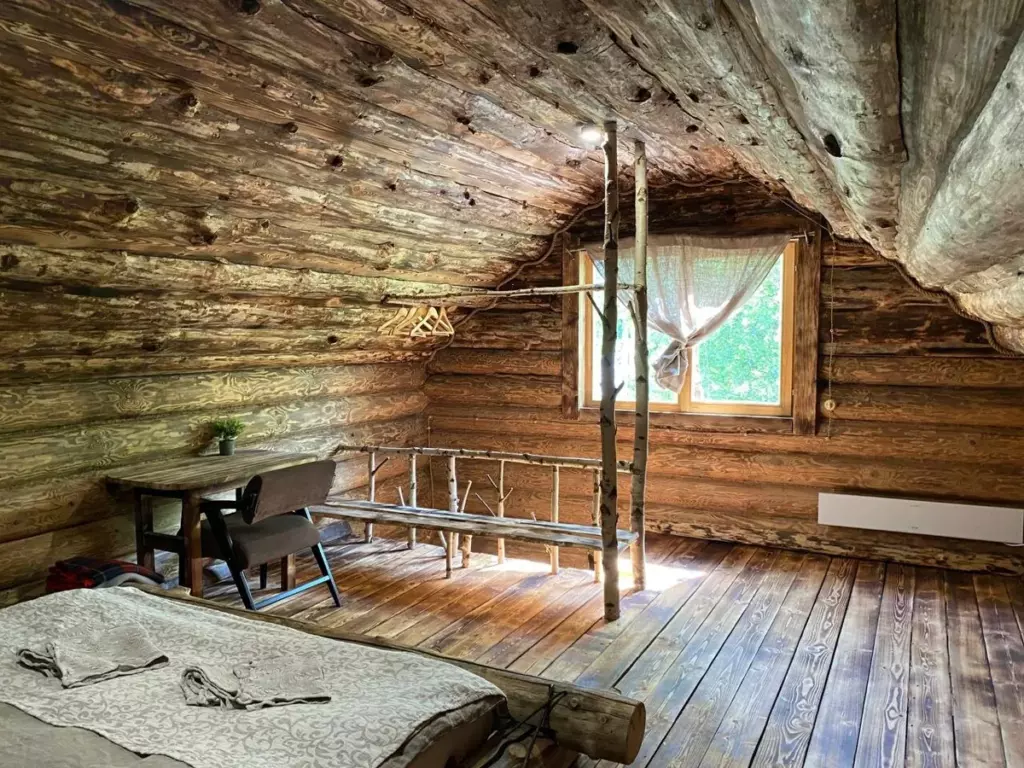 Лесной терем «Тесляра» 45 м² из старого бревна с балконом для двоих: спальня и перила
