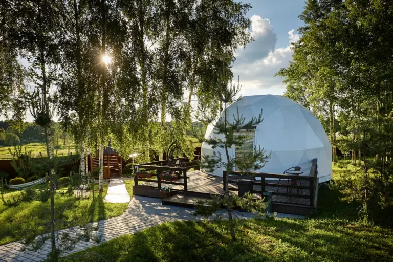 Купольный глэмпинг-сфера с видом на лес до 4 гостей