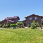 Загородный комплекс Мурашики в Нижних Муллах, общий вид: дома на территории